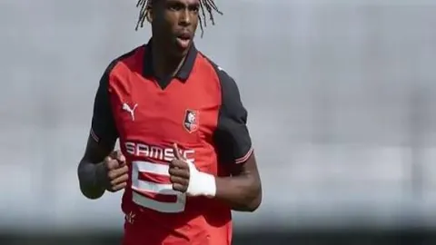 国足不敌澳大利亚，D站粉丝热议赛事详情